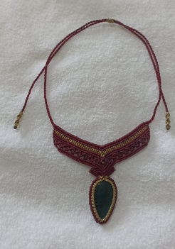 Colar de Macramê com Colar com Quartzo Verde e Inclusões de Pirita