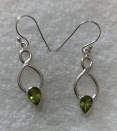 Brincos de Prata no Símbolo do Infinito e Peridoto (Peridot)